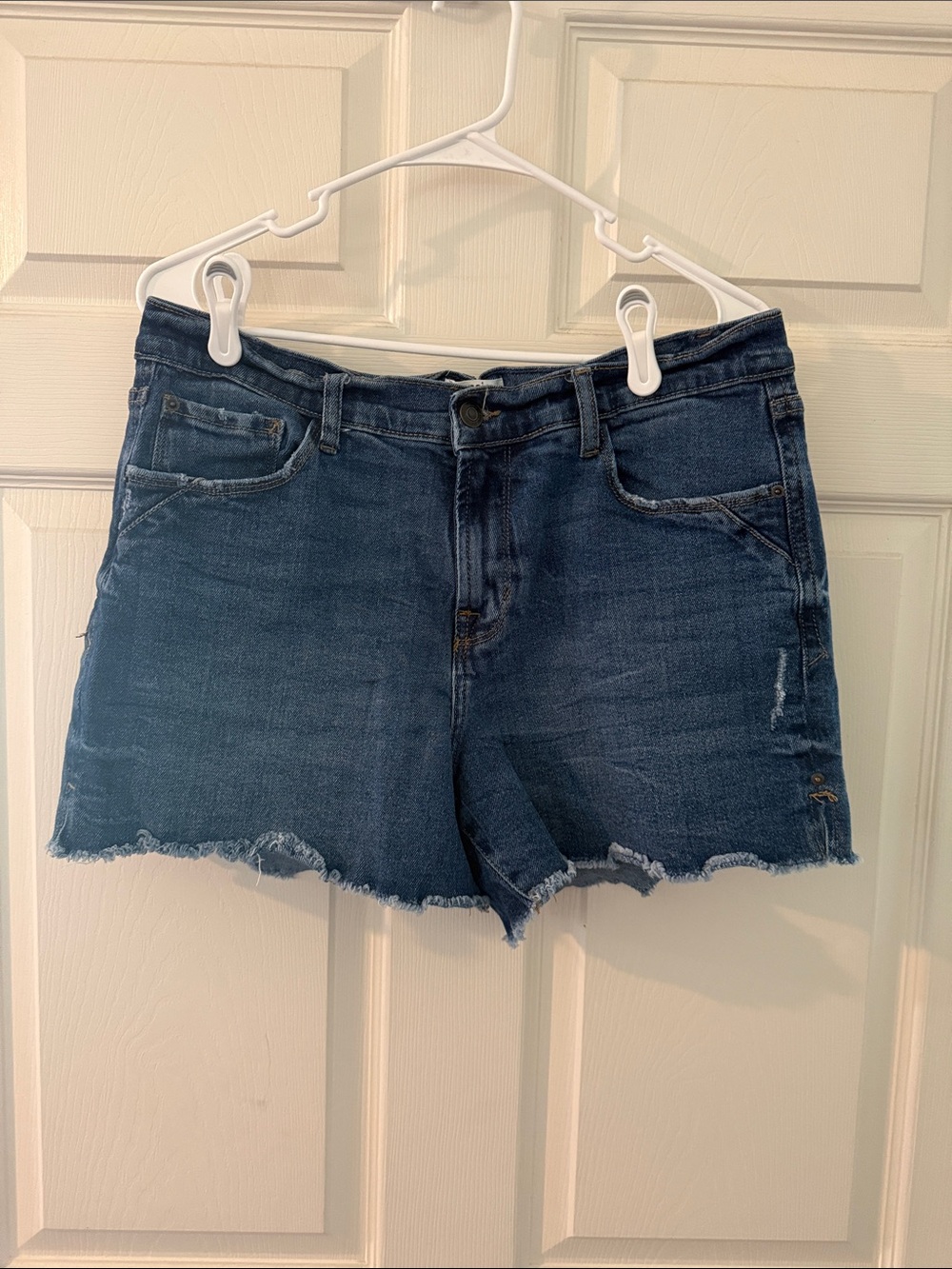 Kensie Indigo Frayed-Hem Denim Shorts